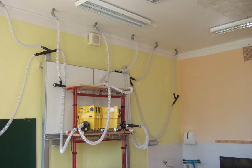 zapojený odvlhčovač vzduchu ve sterilním prostředí nemocnice