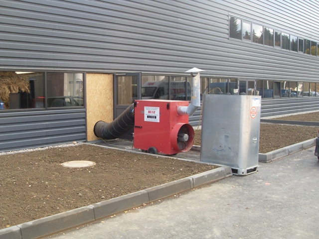 Výkonný ohřívač vzduchu od firmy heat určený pro vytápění hal