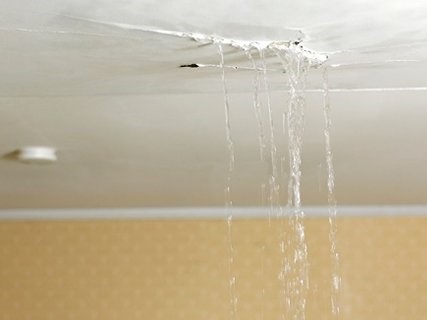 Prosakující voda skrze strop