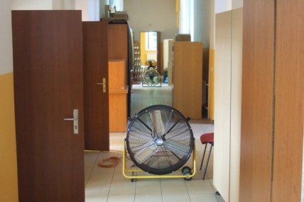 Průmyslový ventilátor pomáhající k proudění vzduchu v dlouhé hale