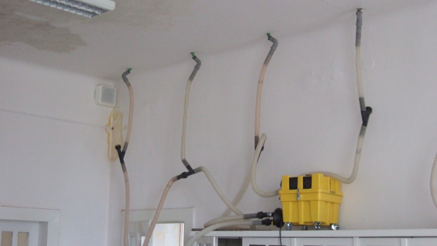 vysávání vlhkosti ze zdí v průmyslovém objektu odvlhčovacím systémem