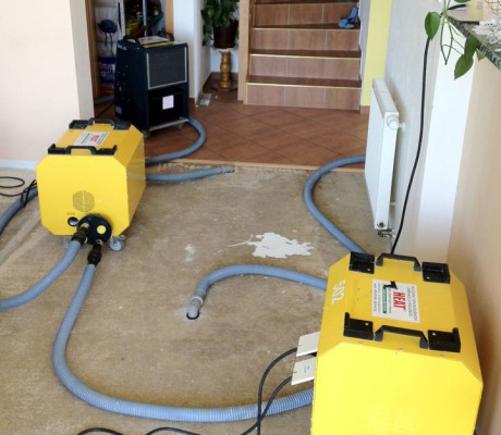 Vysoušení podlah pomocí systému od firmy HEAT